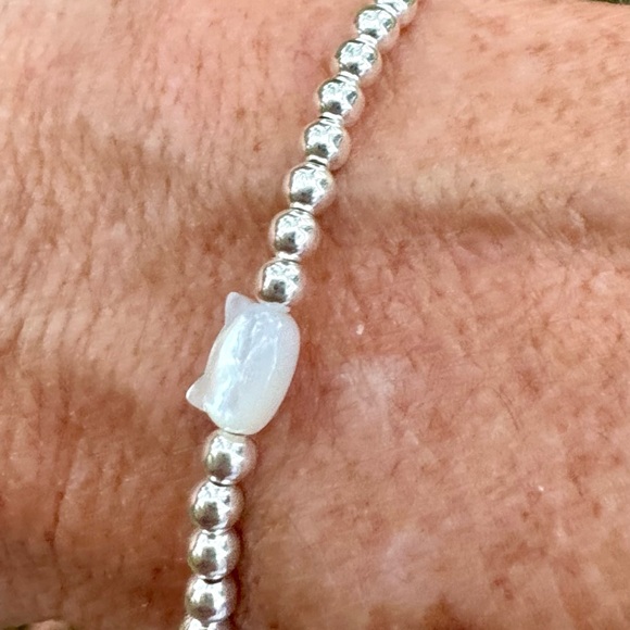 Kitty- Handmade sterling silver stretch mother of pearl kitty bracelet - Picture 6 of 12